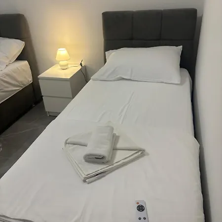 Tini 4 Apartament *